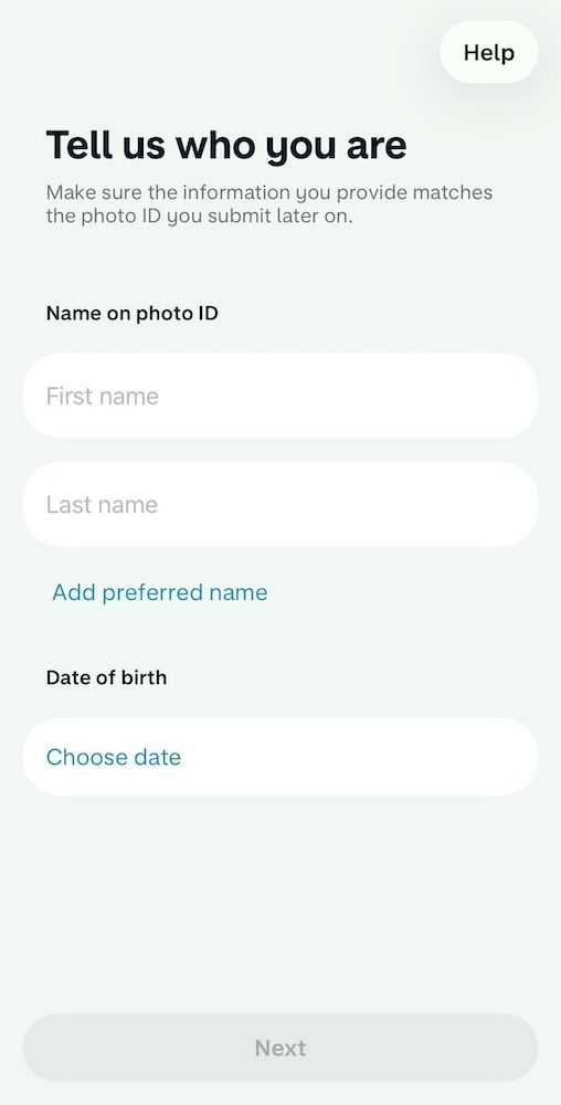 「「告訴我們您是誰」(Tell us who you are) 的個人資料輸入頁面。畫面上有三個輸入欄位，分別是「名字」(First name)、「姓氏」(Last name) 以及「出生日期」(Date of birth)。上方提示資料必須與稍後提交的身分證件相符。