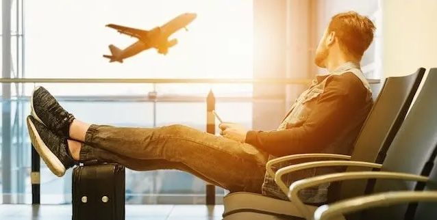 Homme attendant à l'aéroport