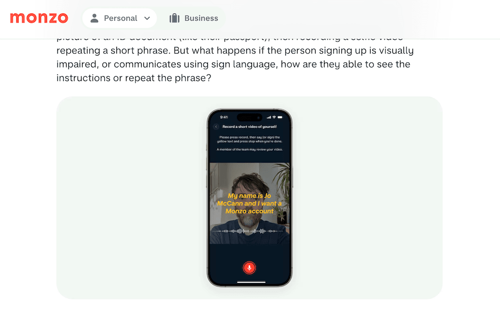 顯示 Monzo 應用程式中「錄製視訊自拍」(Video Selfie) 驗證步驟的手機截圖。手機螢幕畫面中有一名男子，中央疊加了黃色文字：「My name is Jo McCann and I want a Monzo account」（我的名字是 Jo McCann，我想要一個 Monzo 帳戶）。上方指示說明請使用者按下錄製並朗讀或以手語表達該段黃色文字。畫面底部有聲波動畫與紅色的麥克風錄製按鈕。背景網頁文字則在討論關於視障或使用手語人士的無障礙開戶議題。