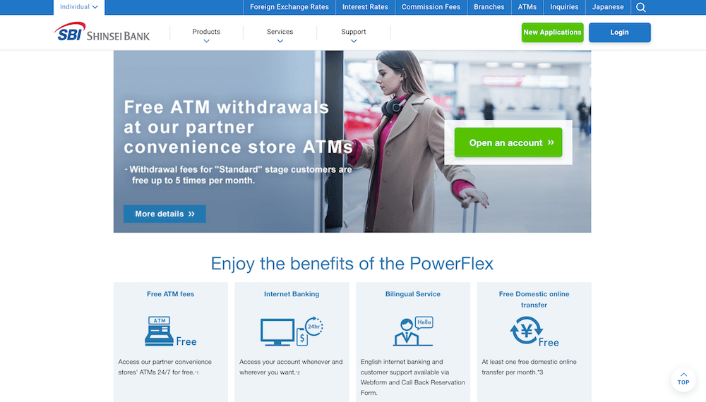 SBI 新生銀行（SBI Shinsei Bank）英文官網。主橫幅標題強調「在合作便利商店 ATM 提款免費」，背景有一位正在使用 ATM 的女性。下方列出 PowerFlex 帳戶的各項優點：免 ATM 手續費、網路銀行服務、雙語服務以及每個月至少一次免費國內線上匯款。