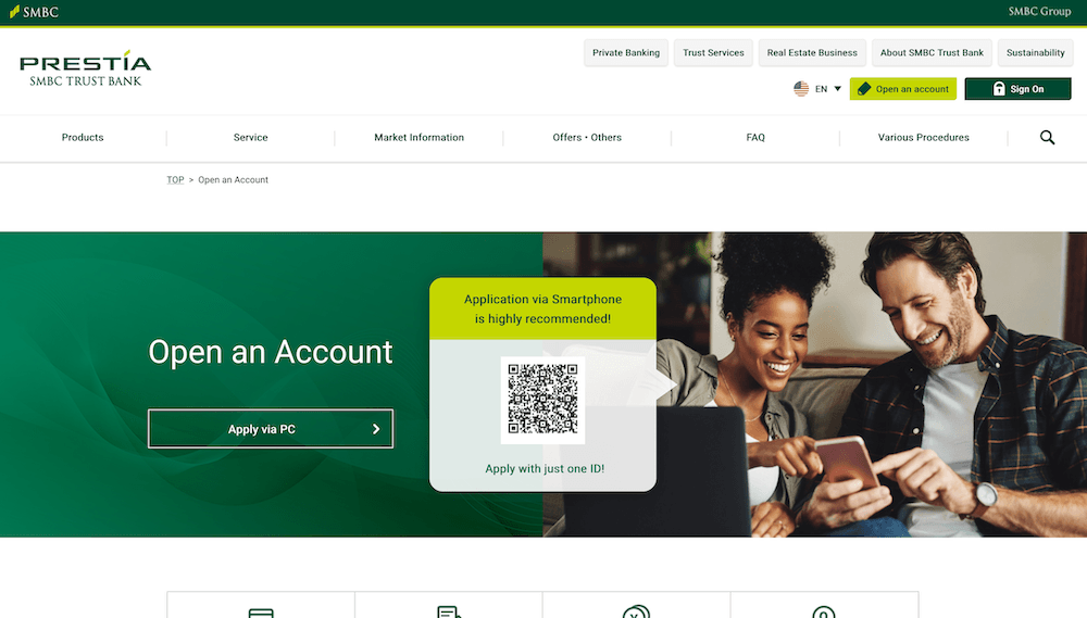  SMBC 信託銀行 PRESTIA 開戶頁面。背景為一對坐在沙發上愉快使用手機與筆電的男女。頁面中央設有大型 QR Code，上方標註「強烈推薦透過智慧型手機申請」，並設有「透過 PC 申請」的按鈕選擇。