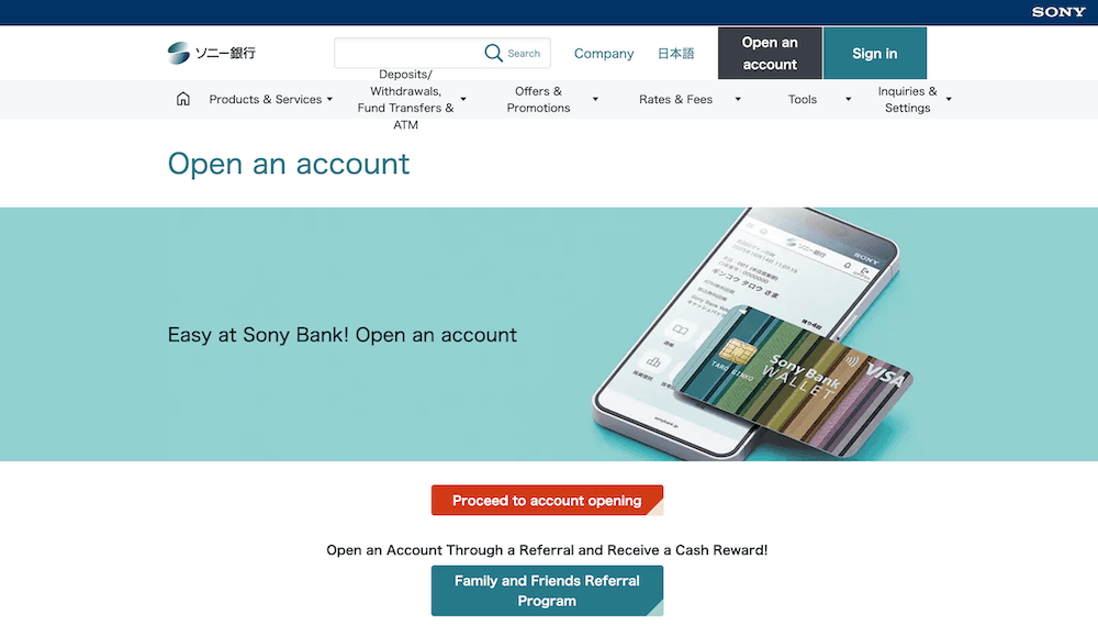  索尼銀行（Sony Bank）英文版開戶頁面。設計簡約，中央展示了一支智慧型手機與一張繽紛條紋設計的「Sony Bank WALLET」Visa 扣繳卡。頁面設有顯眼的紅色「繼續開戶」按鈕，以及下方的親友推薦獎勵計畫說明。