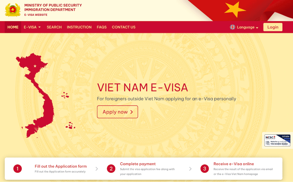 越南電子簽證（E-Visa）官方網站首頁，畫面中央顯示「VIET NAM E-VISA」標題與「Apply now（立即申請）」按鈕，下方列出填寫申請表、完成付款與線上取得簽證的三個主要步驟。